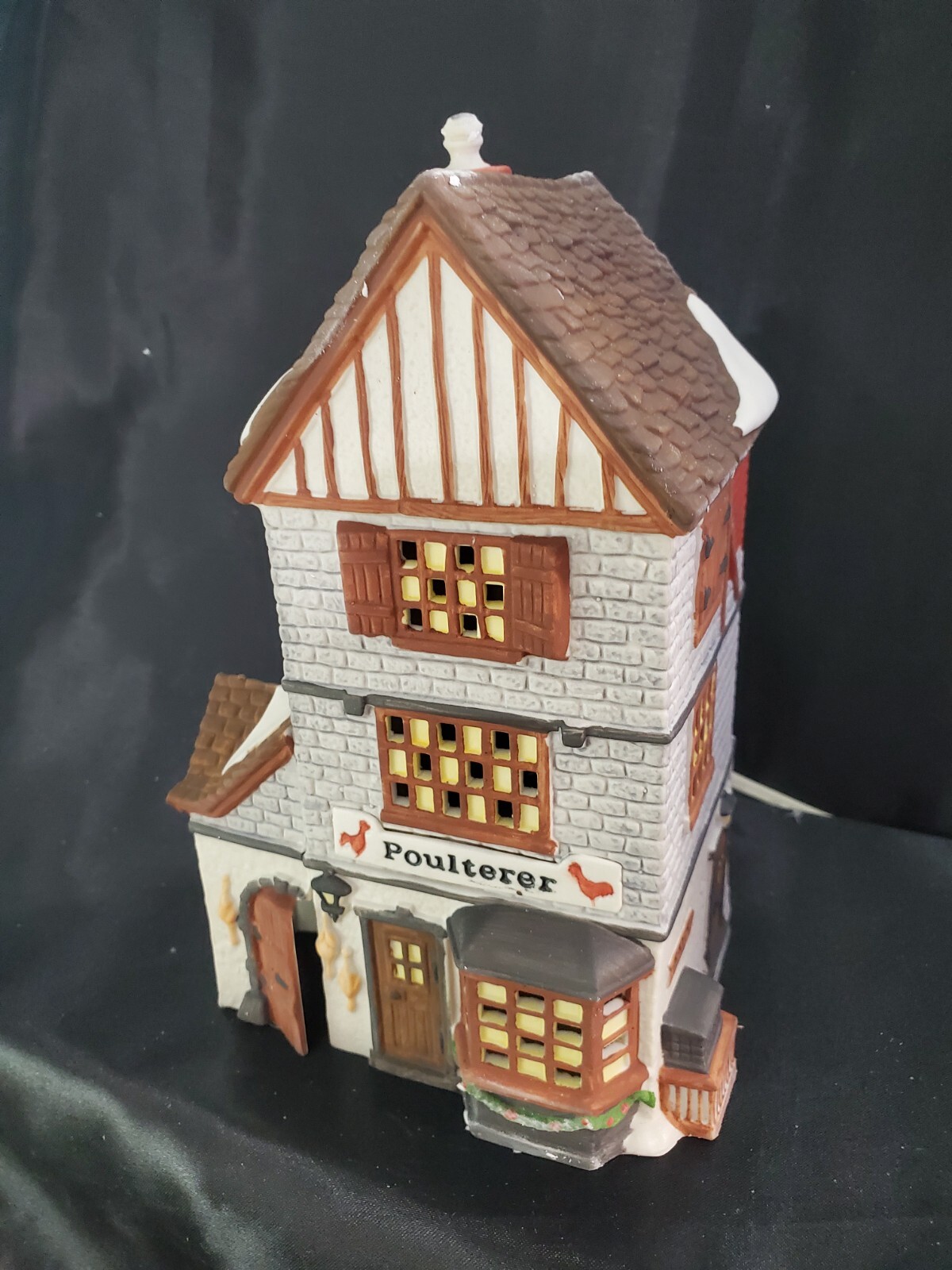 Dept 56 Heritage Village Dickens Series #5926-9 “Poulterer” Lighted House W/Box