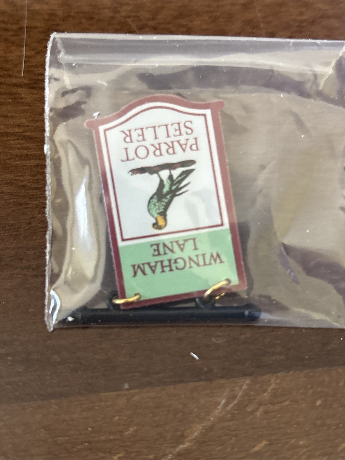 DEPARTMENT 56 Dickens’ Village WINGHAM LANE PARROT SELLER #56.58449 Illuminated
