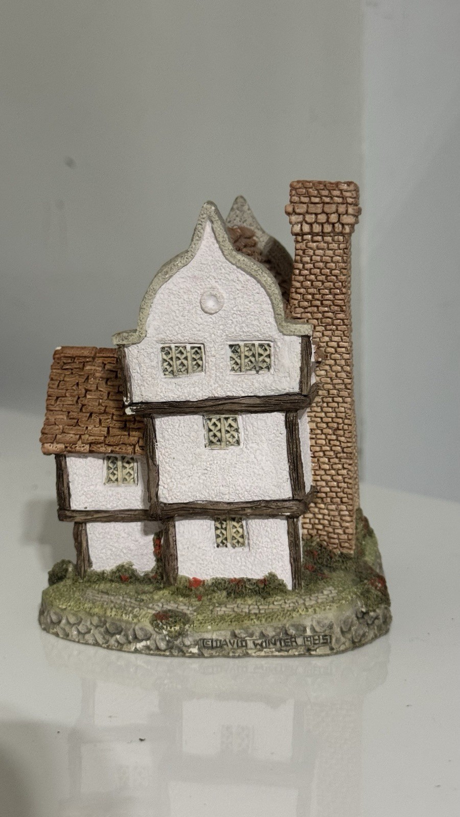 David Winter Suffolk House 1985 Hand Painted Handmade Resin Cottage Figurine