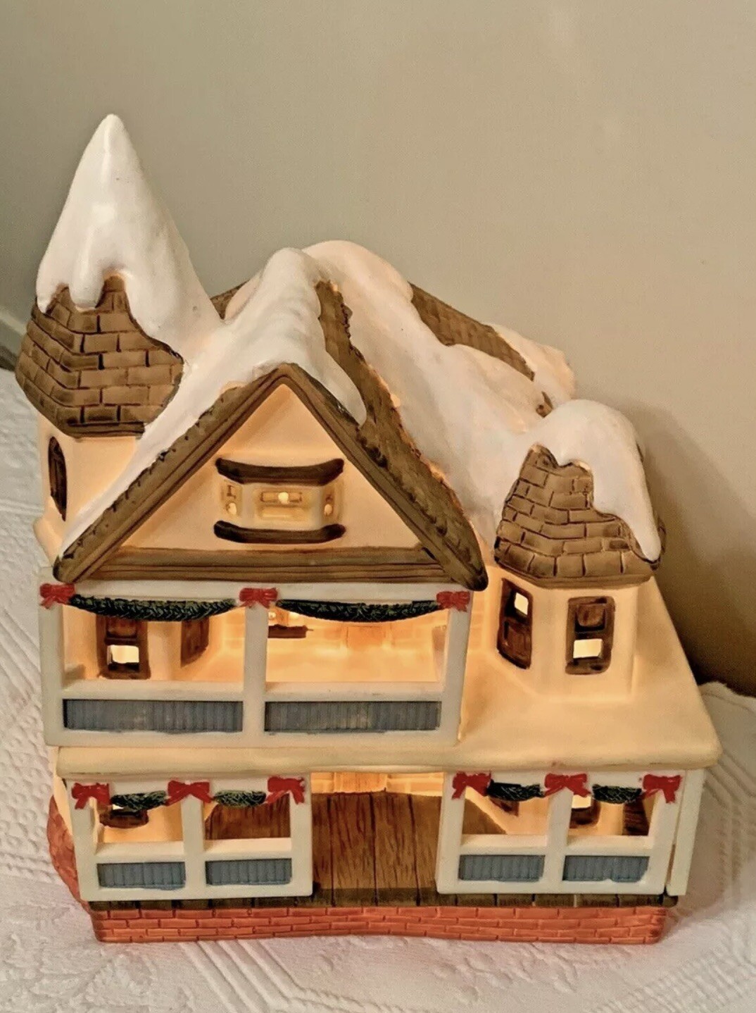 VTG CHRISTMAS ELECTRIC VICTORIAN COLONIAL HOUSE PLASTIC 8″ X 10″