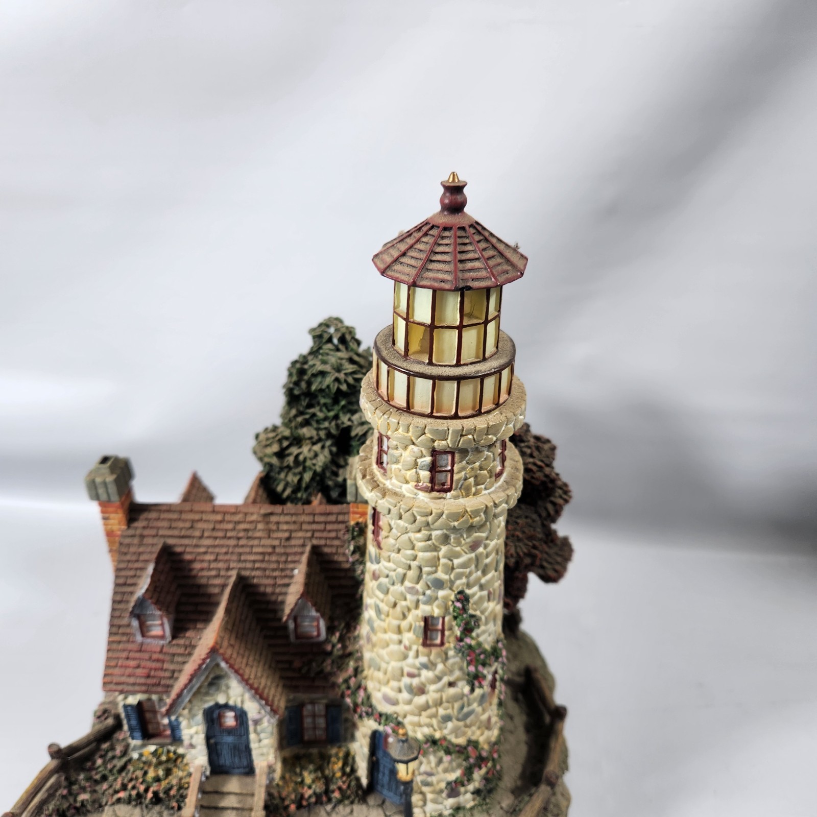 Hawthorne Village Thomas Kinkade Seaside Village Guiding Point Lighthouse Light