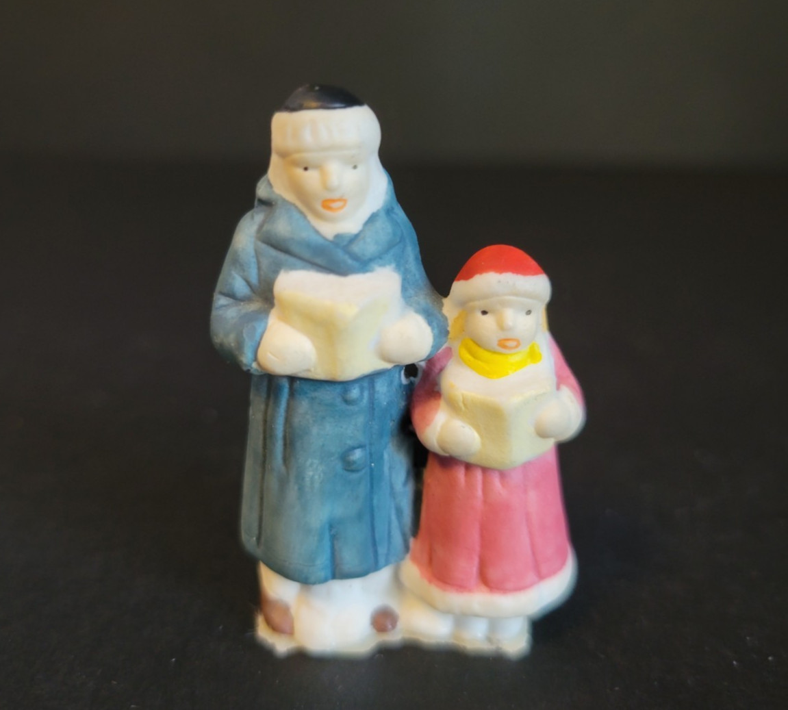 Christmas Valley Wonderful Holiday Village Go Along Figure Family Caroling