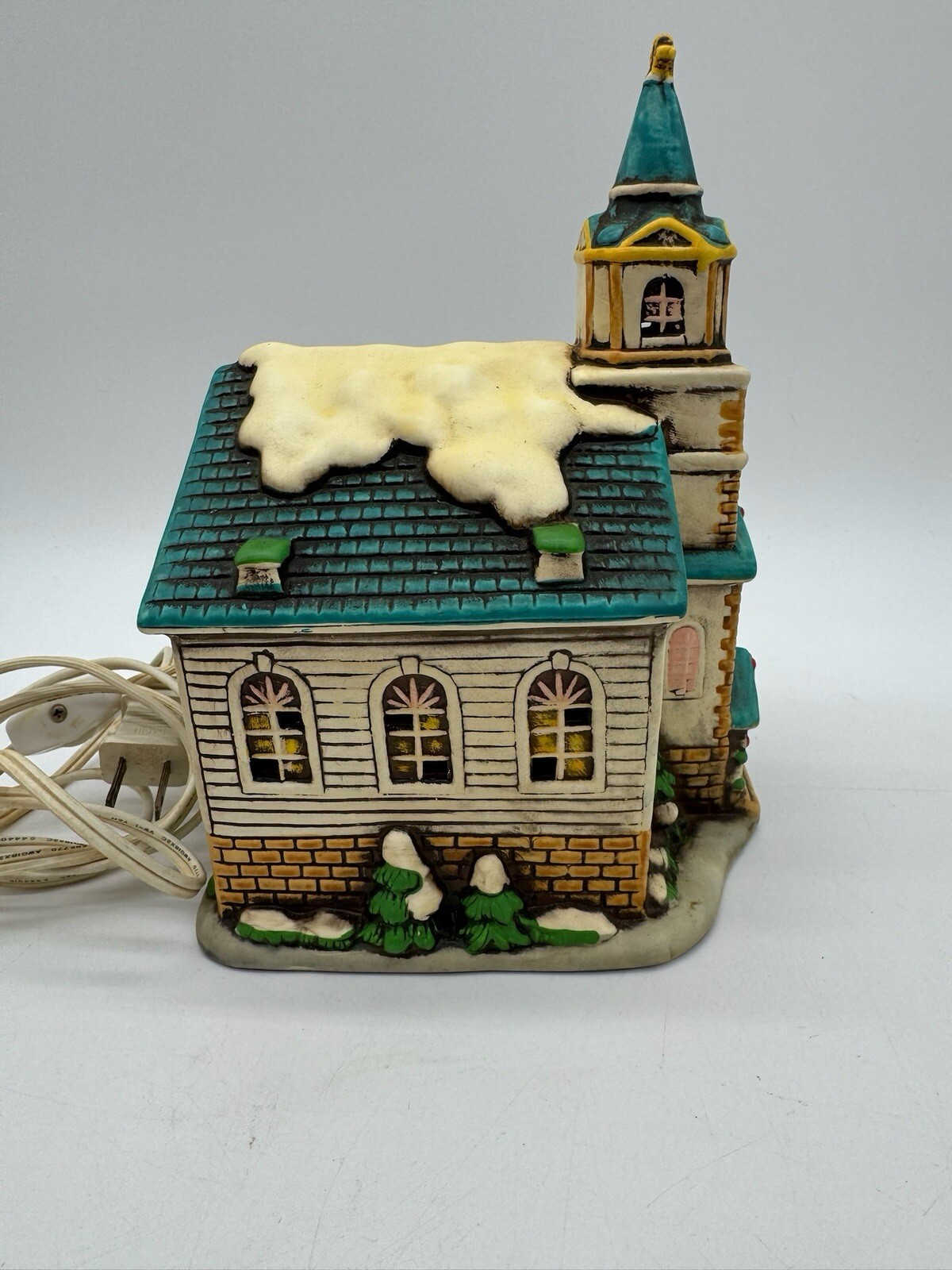 Vintage 1986 Lefton Handpainted Colonial Village Church Light Up Ceramic Taiwan