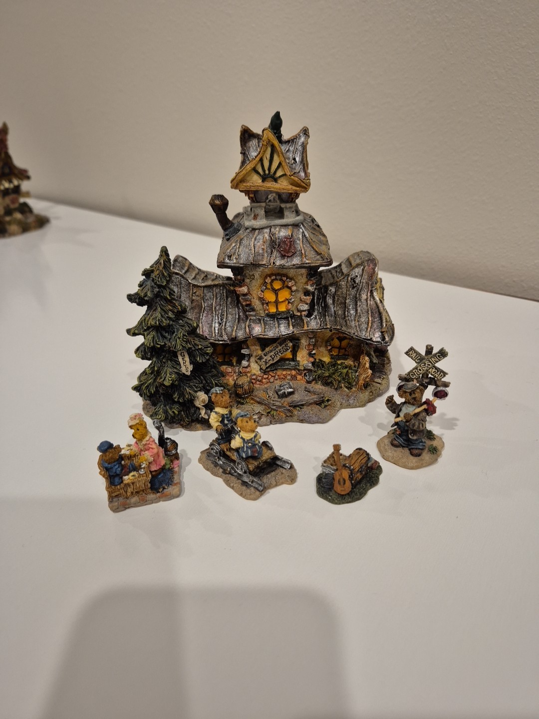 Lot 8 Boyds Town Bearly Built Villages & 31 Mini Figuries