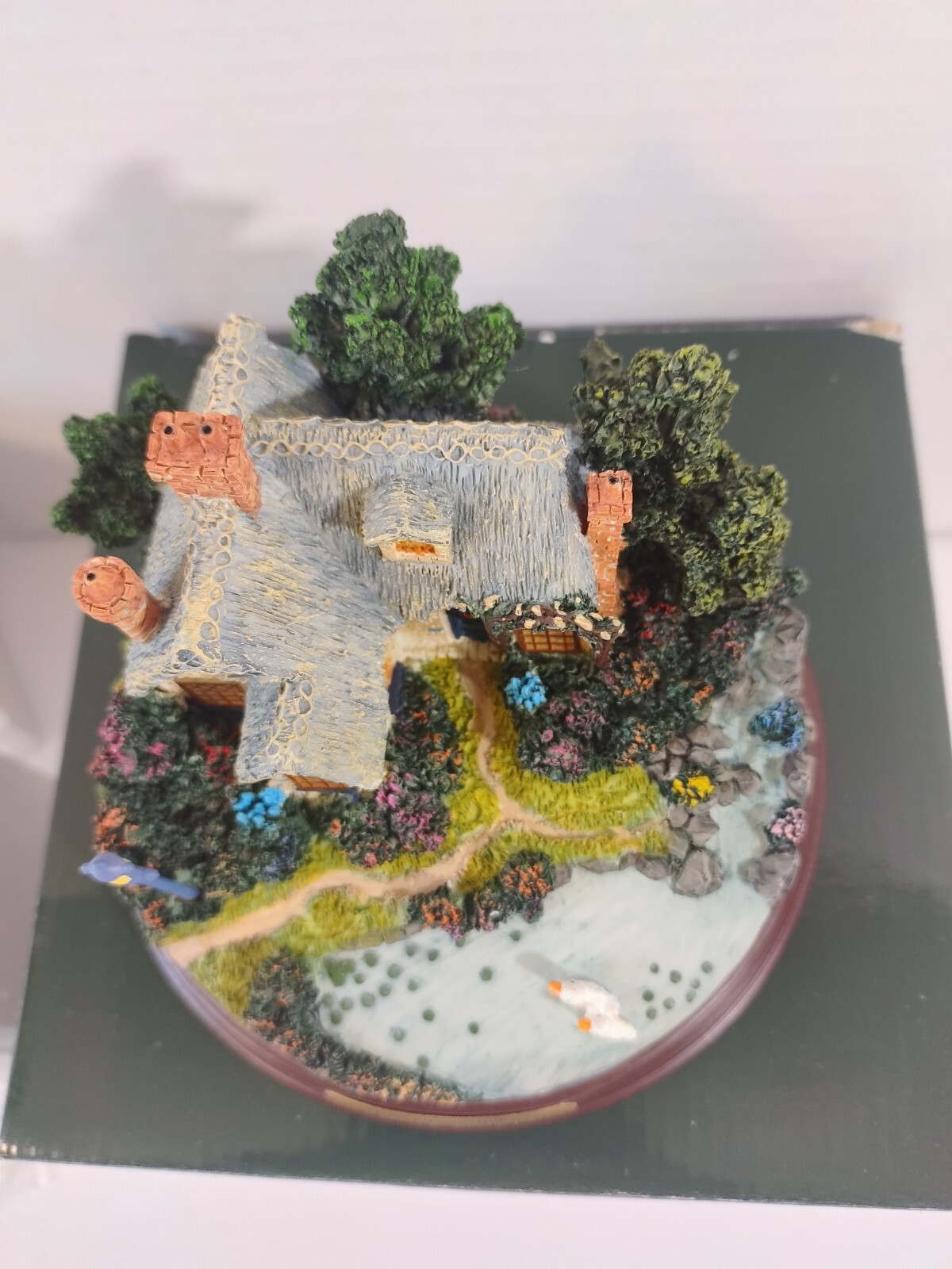 Thomas Kinkade Painters of Light Everetts Cottage Memories of Home Lighted