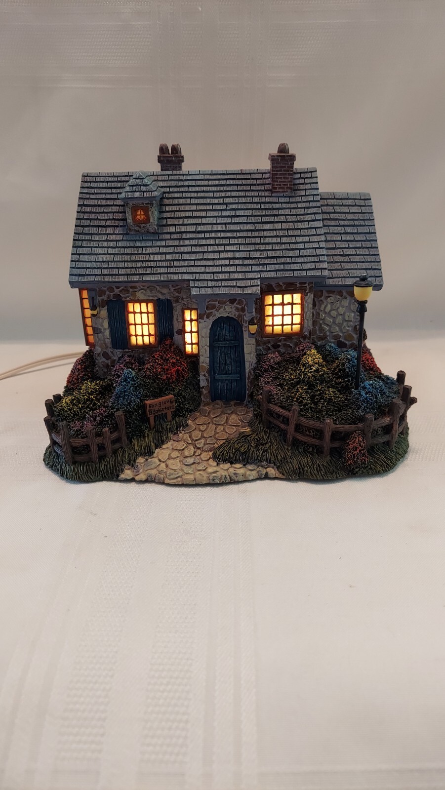 VNTG Hawthorne Village Thomas Kinkade Seaside Lighted “Foxglove Bookstore” (U19)