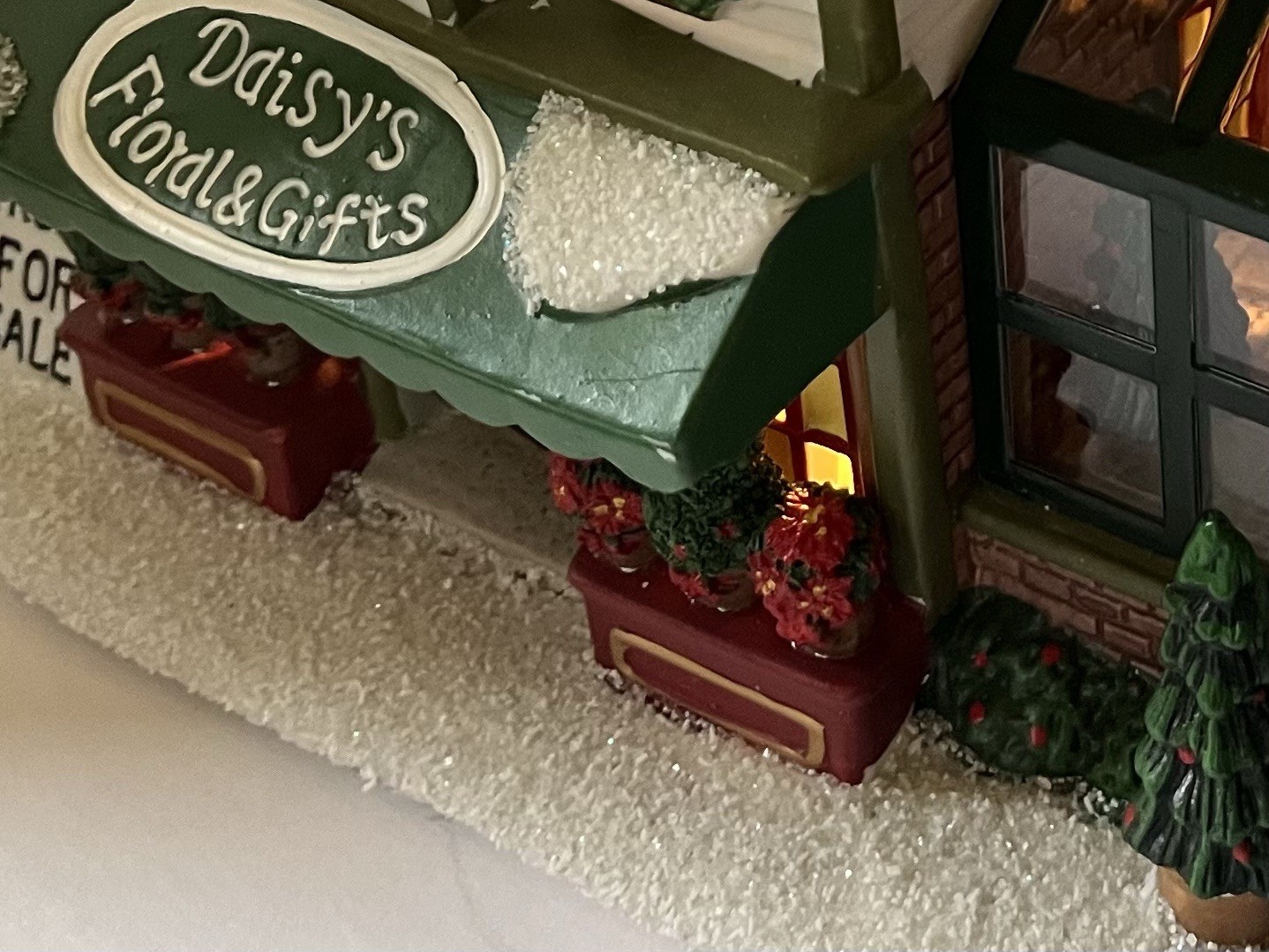St Nicholas Square Village Collection Daisys Florals And Gifts Lighted Retired