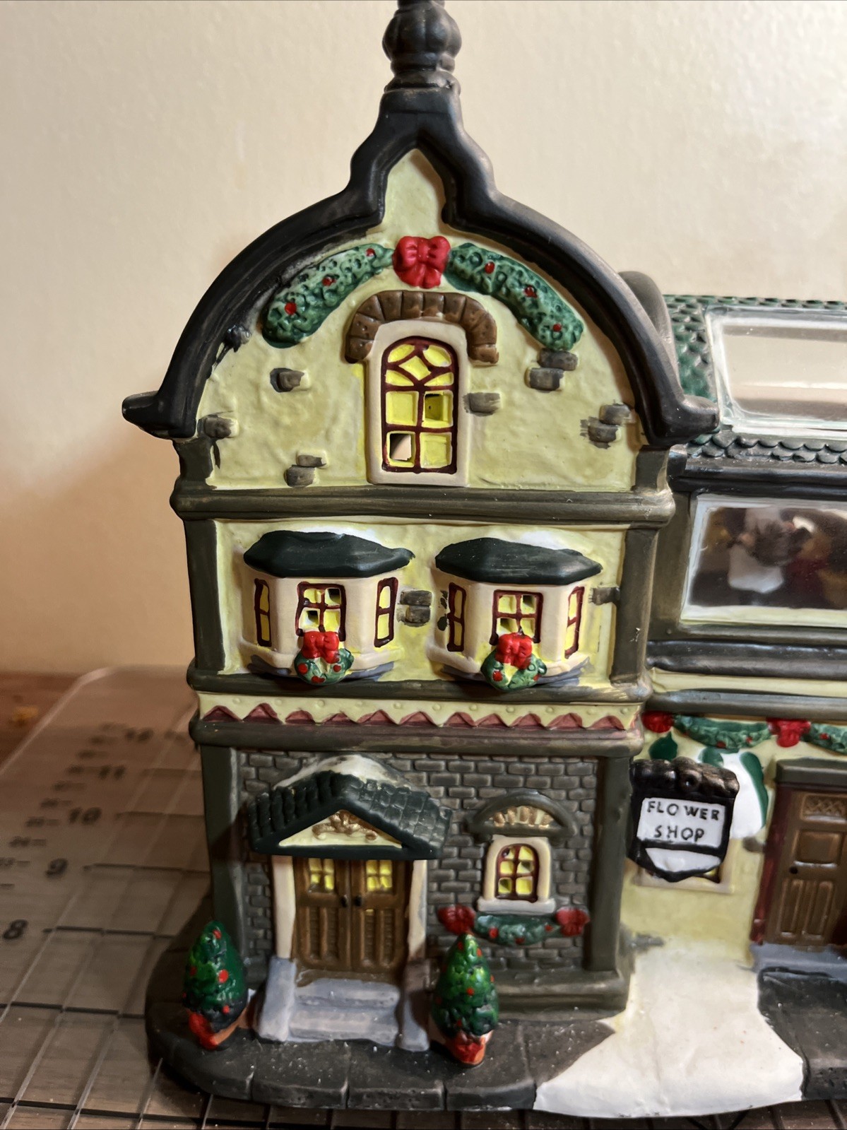 VTG Holiday Inspirations Towne Series Holly & Ivy Flower Shop Lighted Ceramic