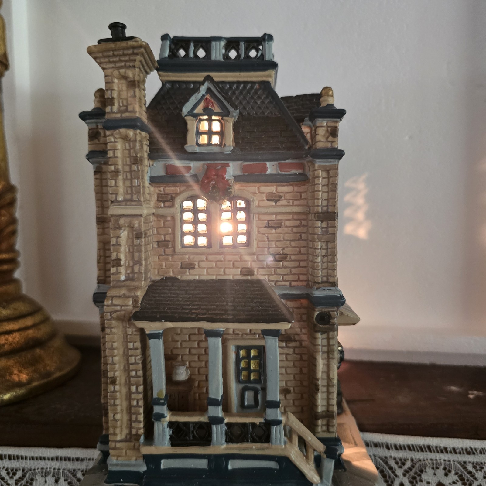 Lemax Carole Towne Collection 2004 Sotheby & Sons China & Antiques 3D Window EUC