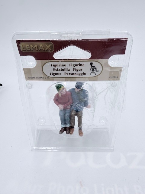 Lemax 2015 Chatting Together #52365 Winter Couple Seated Christmas