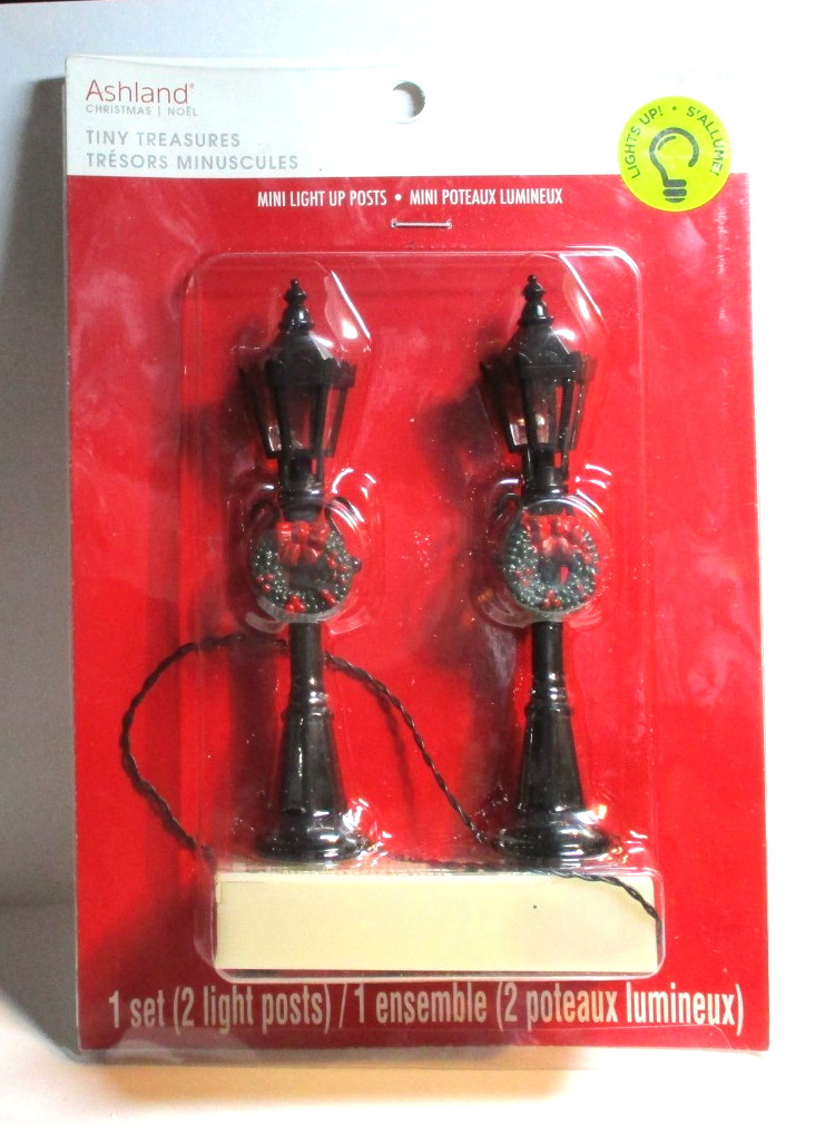 Boxed Ashland Tiny Treasures Mini Light Up Lamp Post Village Accessory w Wreaths