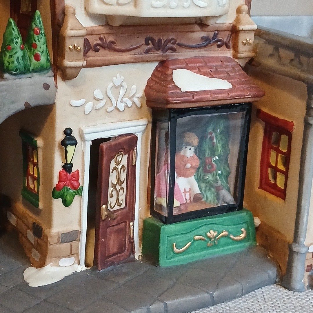 Vintage Holiday Time Village Collectibles P7155 Christmas Decor people in Window