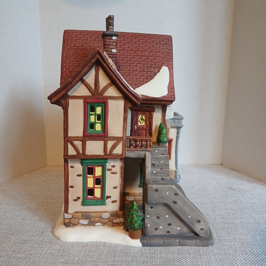 Vintage Holiday Time Village Collectibles P7155 Christmas Decor people in Window