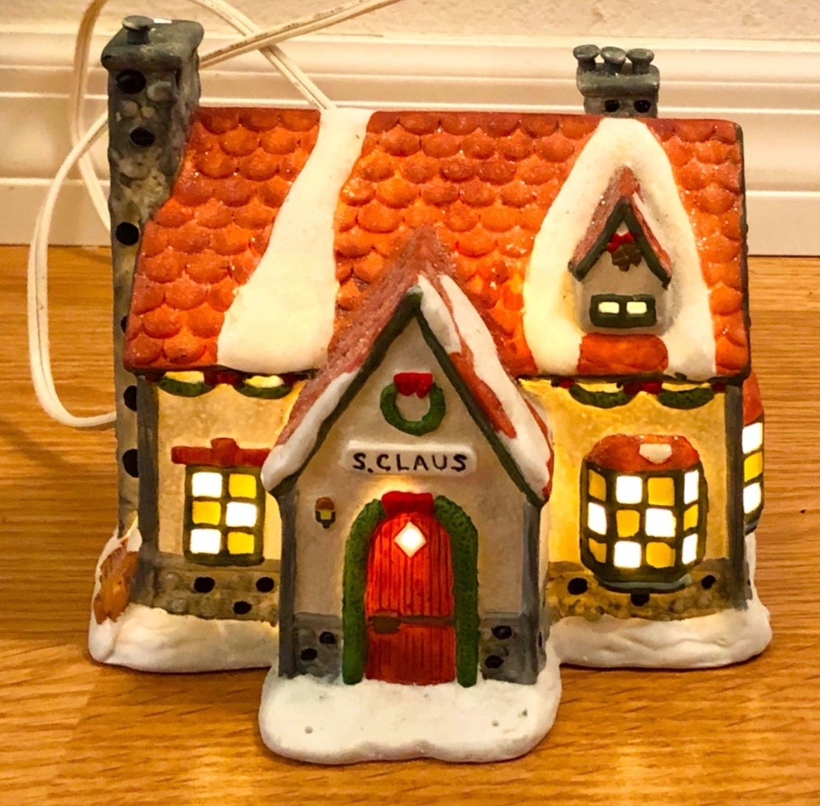 Kringle Town Porcelain Santa Claus Lighted Prettique House