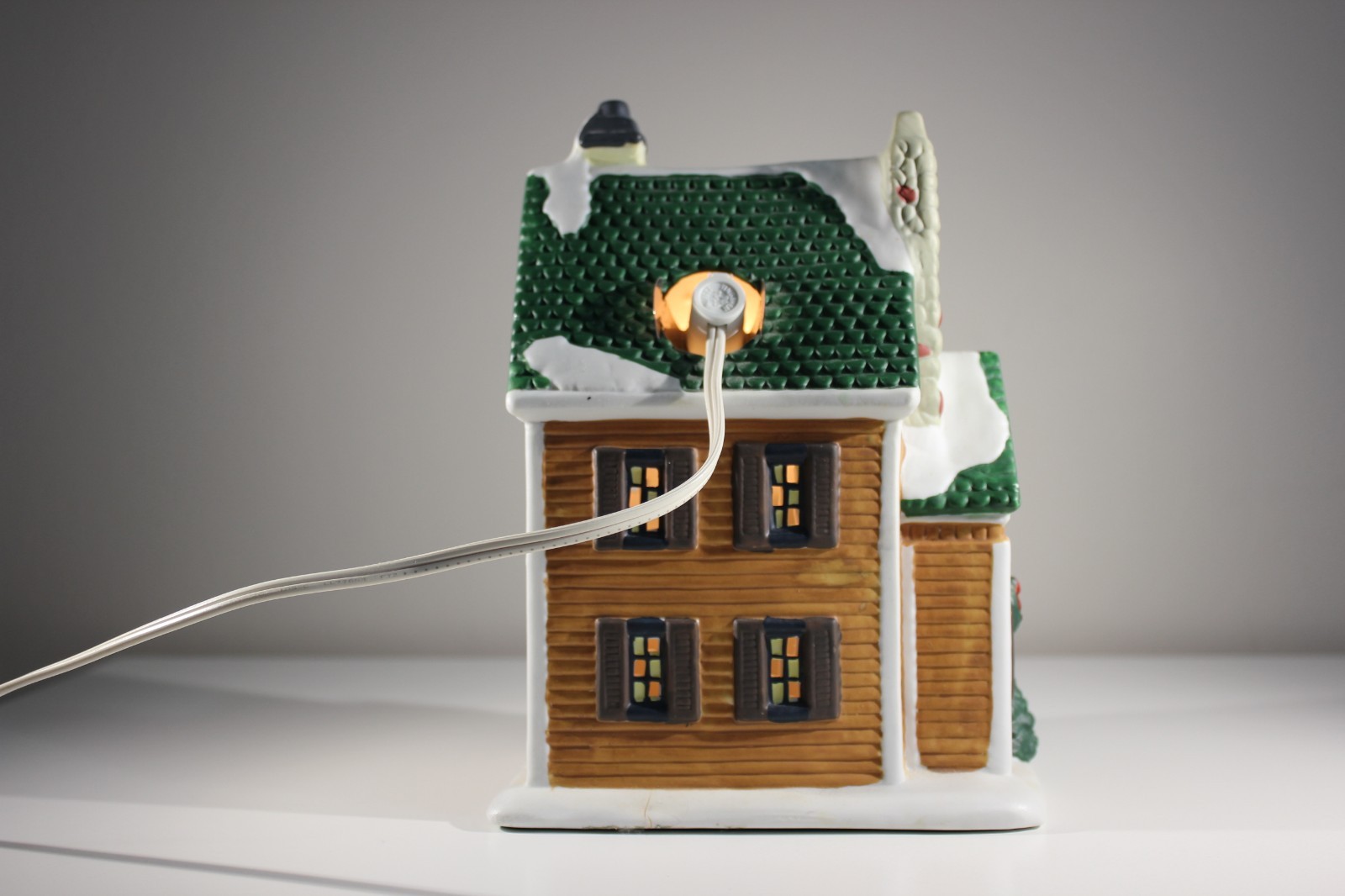 Holiday Home Accents Lighted Ceramic Christmas Village House 3D Sweet Home Works