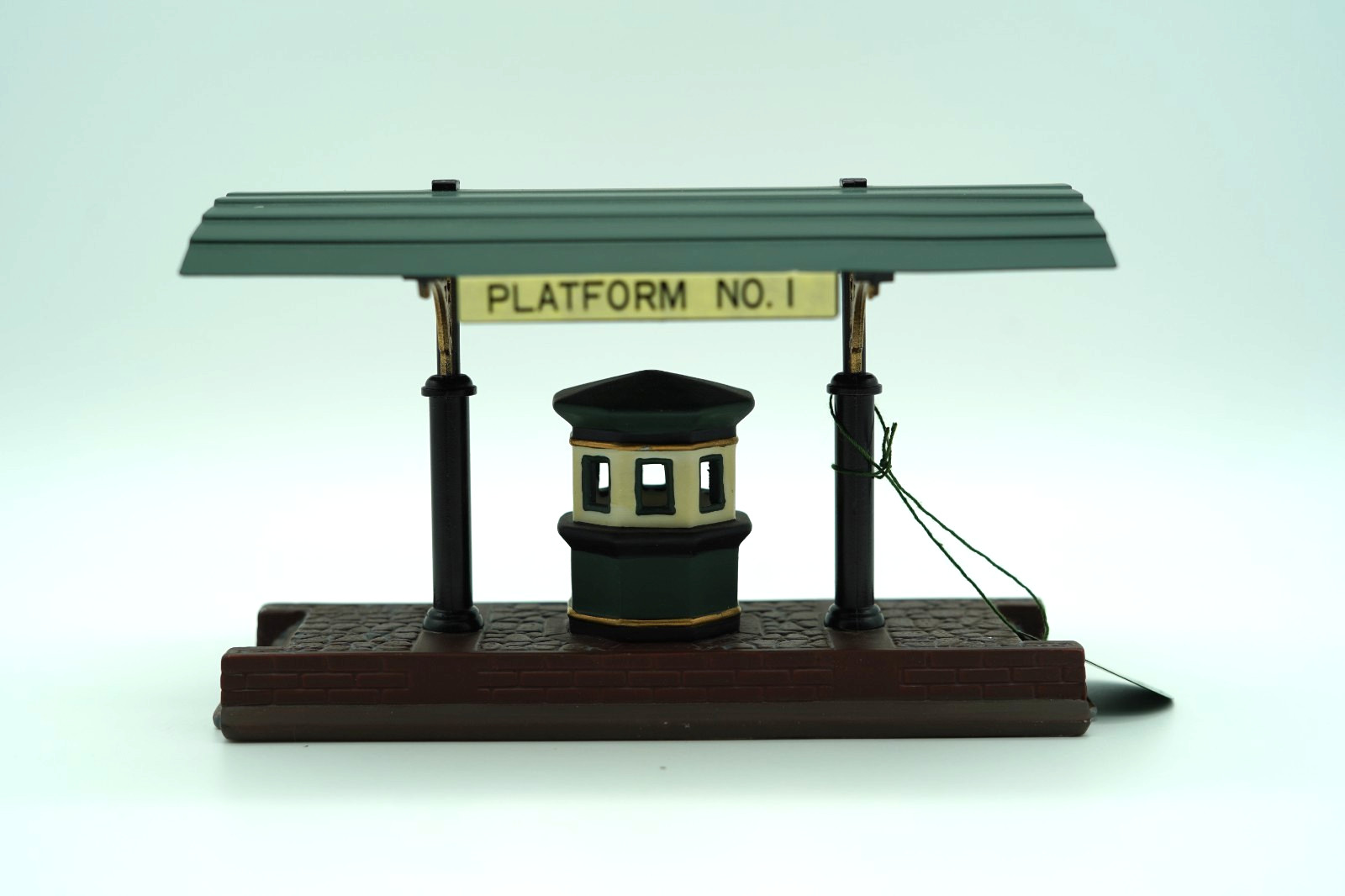 Dept 56 Heritage Village Collection Victoria Station Train Platform #5575-1