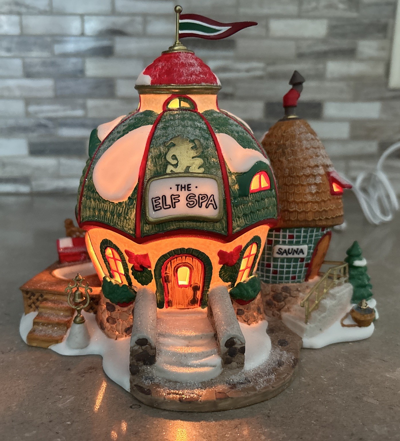 1998 Dept 56 The Elf Spa Elf Land North Pole Series #56402 w/ Box Flag Bell-Read