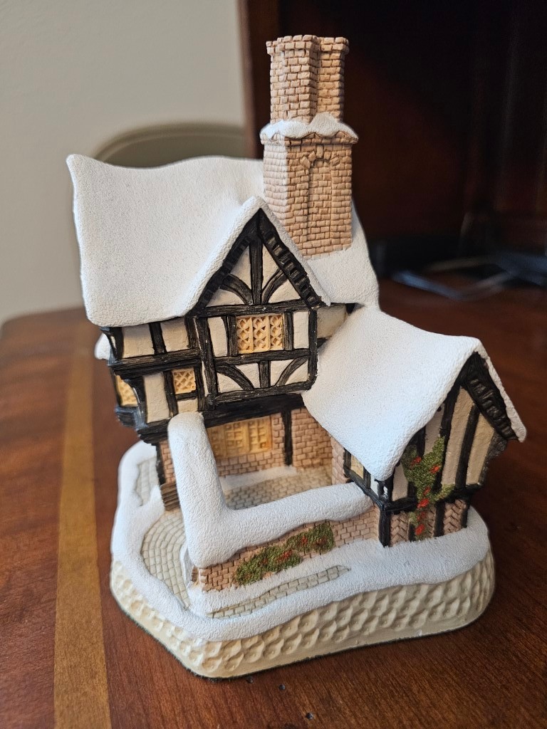David Winter Mister Fezziwig’s Emporium, The Christmas Collection, 1990, Mint