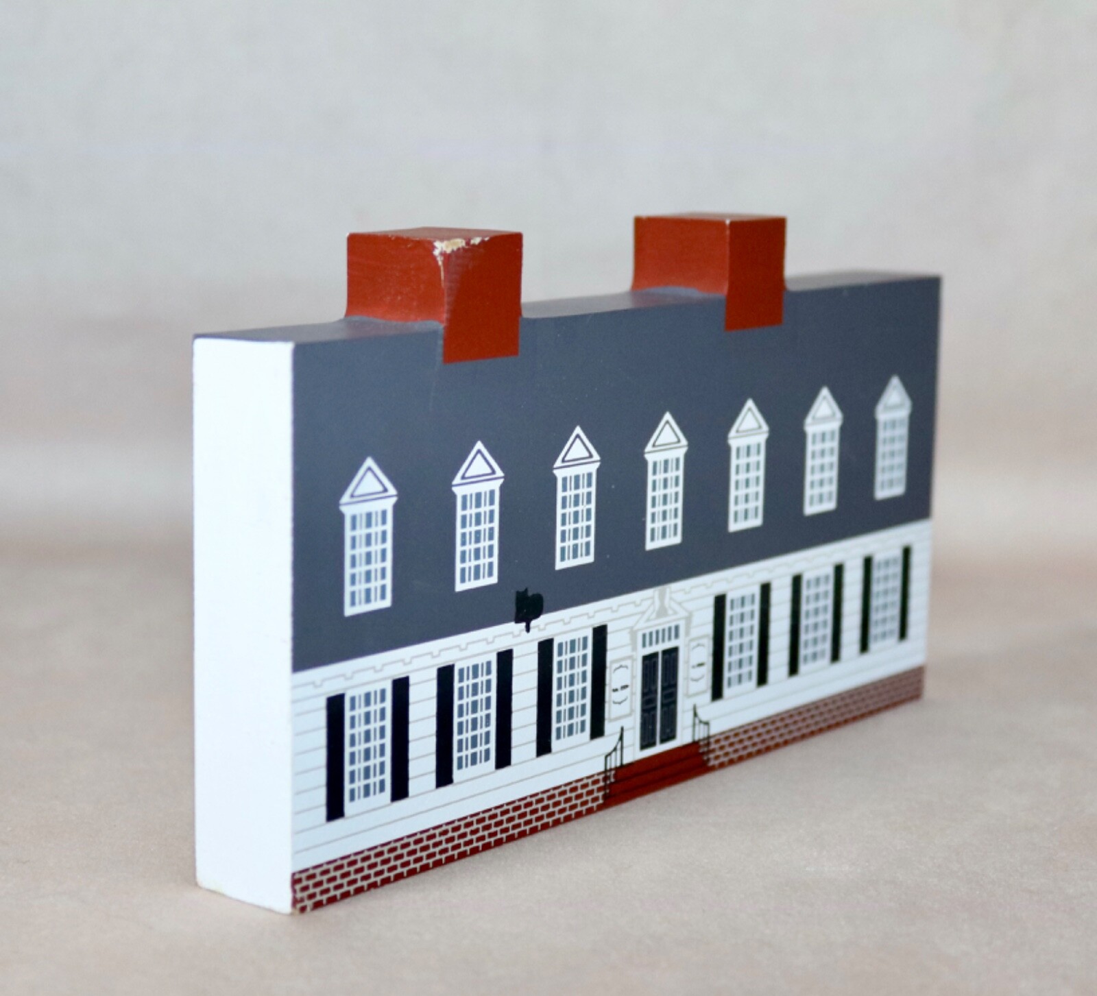 Raleigh Tavern ~ Williamsburg Series Faline Cat’s Meow 1993 Shelf Sitter