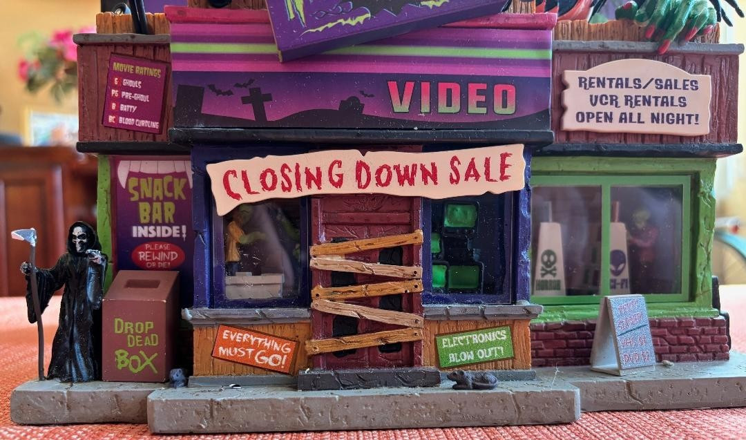 Lemax Spooky Town “Nightmares Video” Brand New- Lighted Village Building