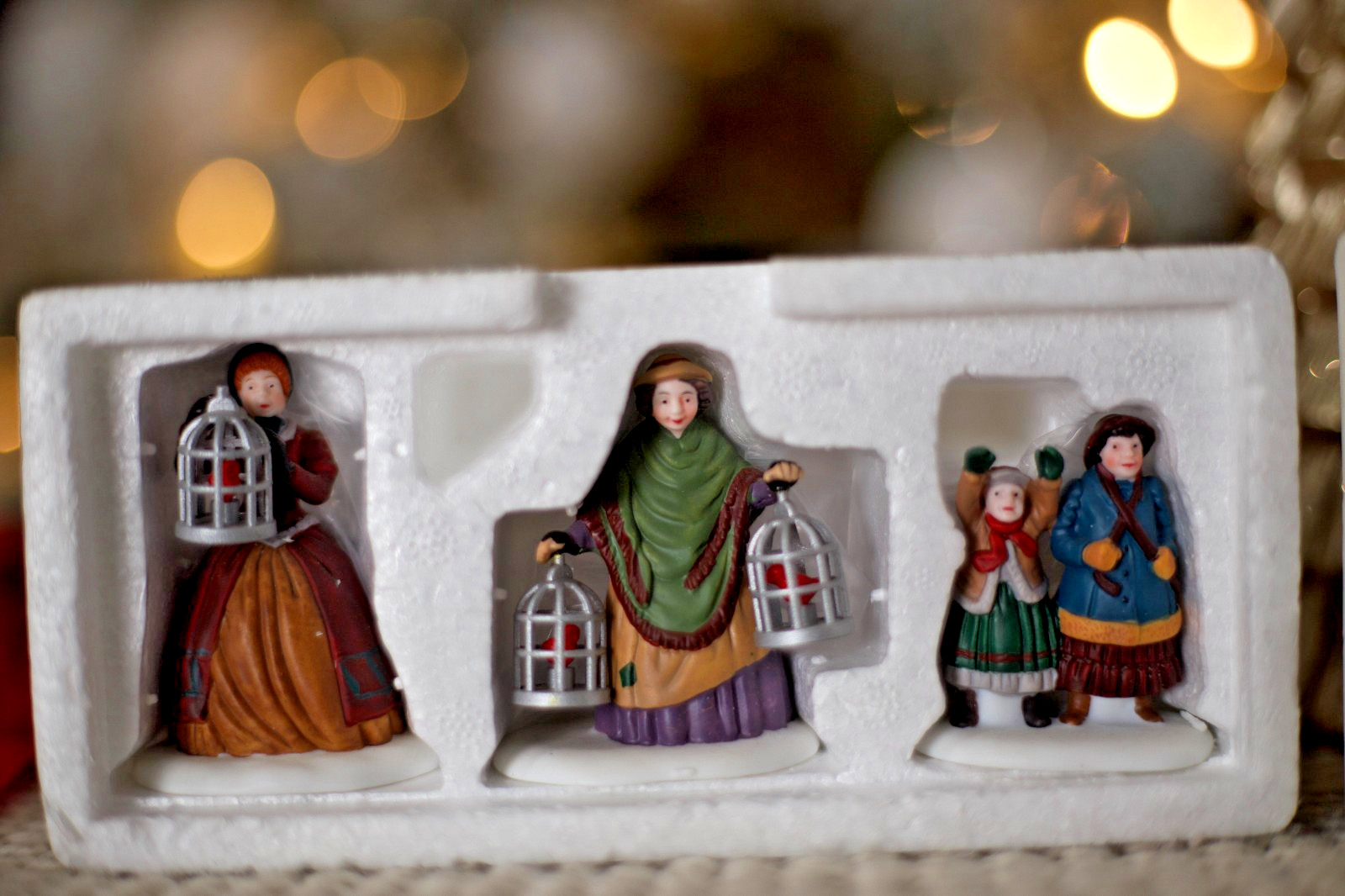 Dept 56 Dickens Village RETIRED Market Lot Bakers Bread Bird Seller (8)