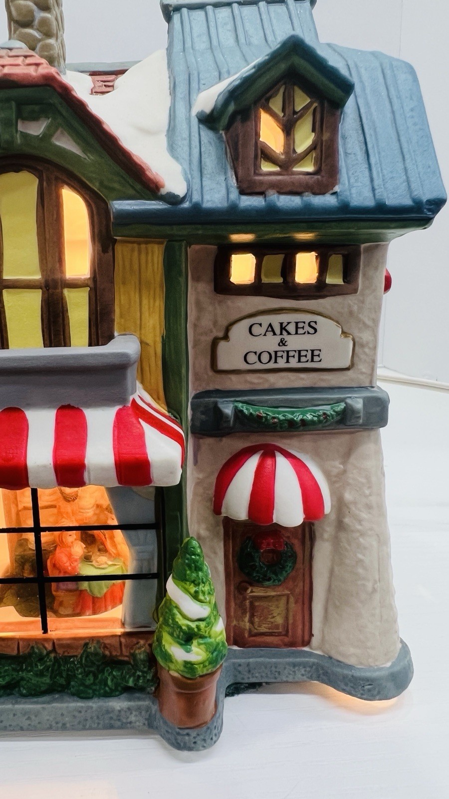 Christmas Delights “Bakery Cakes & Coffee” Porcelain Lighted House Excellent !