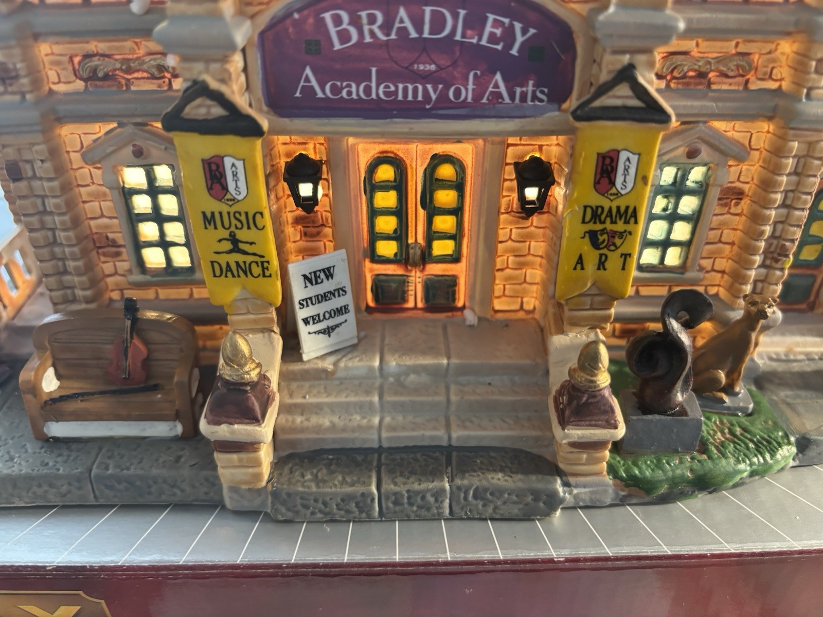 Lemax Signature Collection “Bradley Academy Of Arts” Lighted Building WORKS