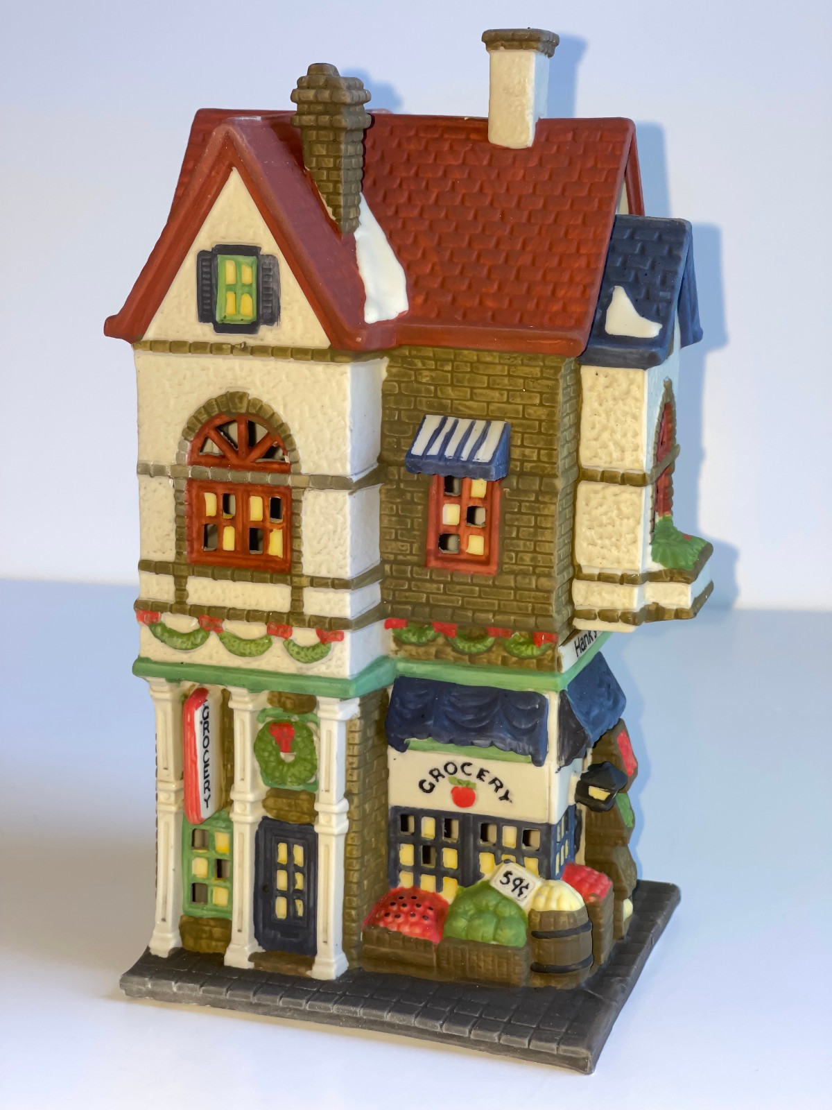 DEPT 56. CORNER GROCER. CHRISTMAS IN THE CITY. 9″ TALL. 5″ WIDE. BRAND NEW.