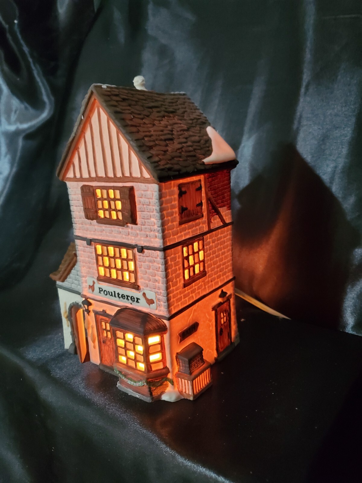 Dept 56 Heritage Village Dickens Series #5926-9 “Poulterer” Lighted House W/Box