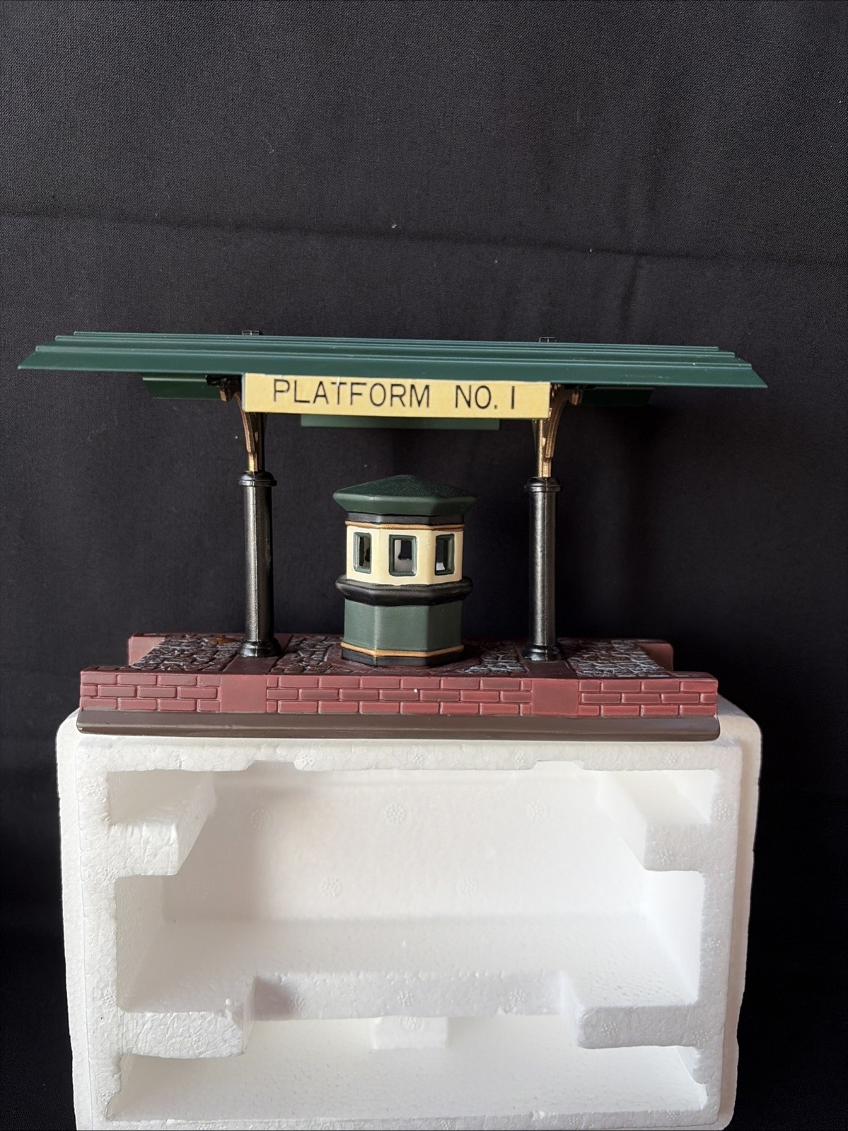 Dept 56 “Victoria Station Train Platform” Heritage Village #5575-1 NIB