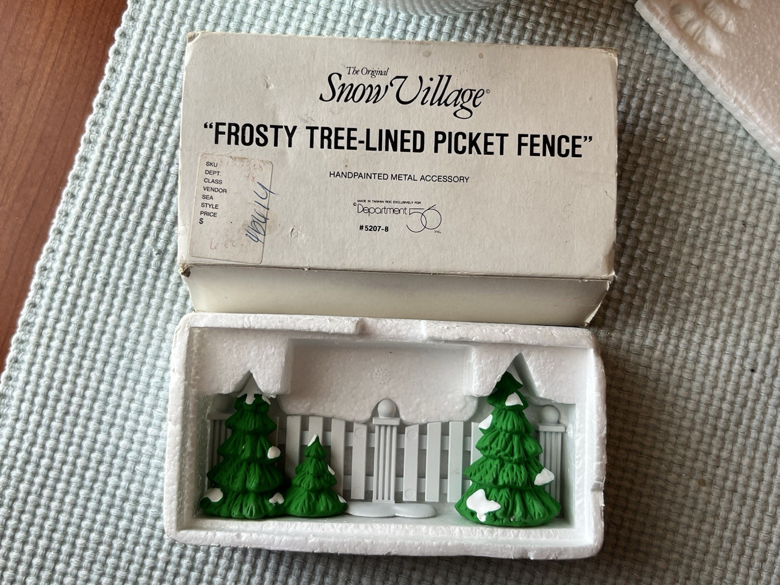 VTG CHRISTMAS VILLAGE WHITE PICKET FENCE w/CHRISTMAS TREES