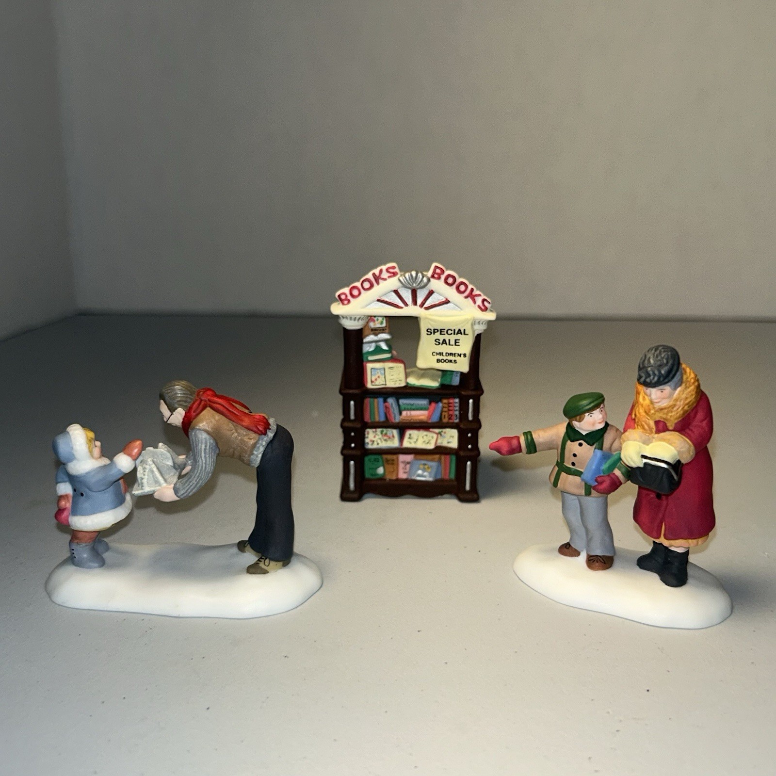 A Treasured Book Dept 56 Christmas In City Accessory Set #58963 Vintage