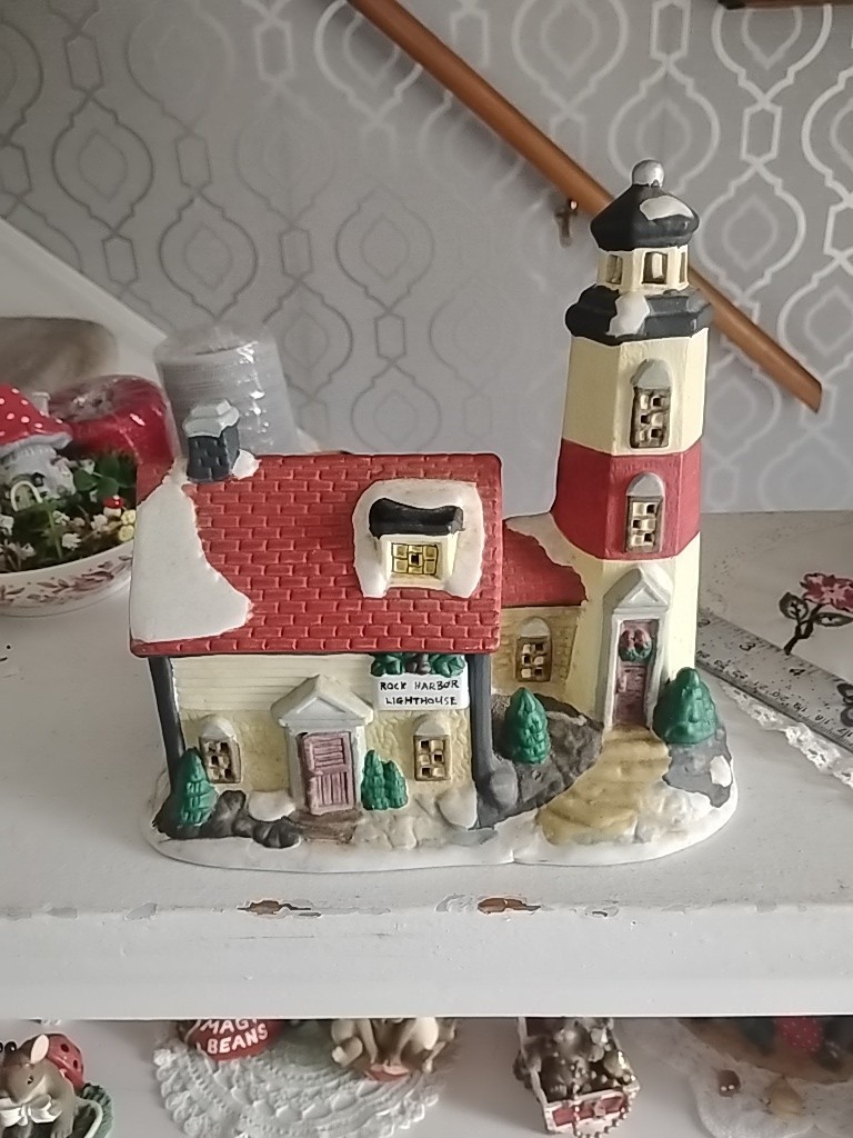 Dickens Keepsake Porcelaing Lighted House LightHouse