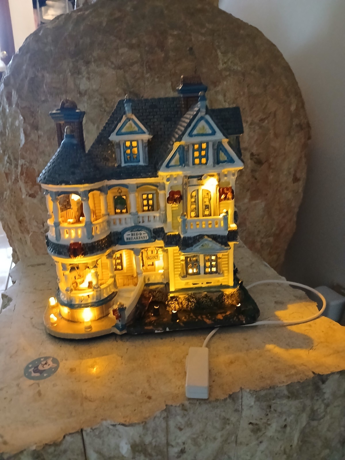 2005 LEMAX ANABEL’S BED & BREAKFAST (CADDINGTON VILLAGE) #55255-LIGHTS UP- GUC!