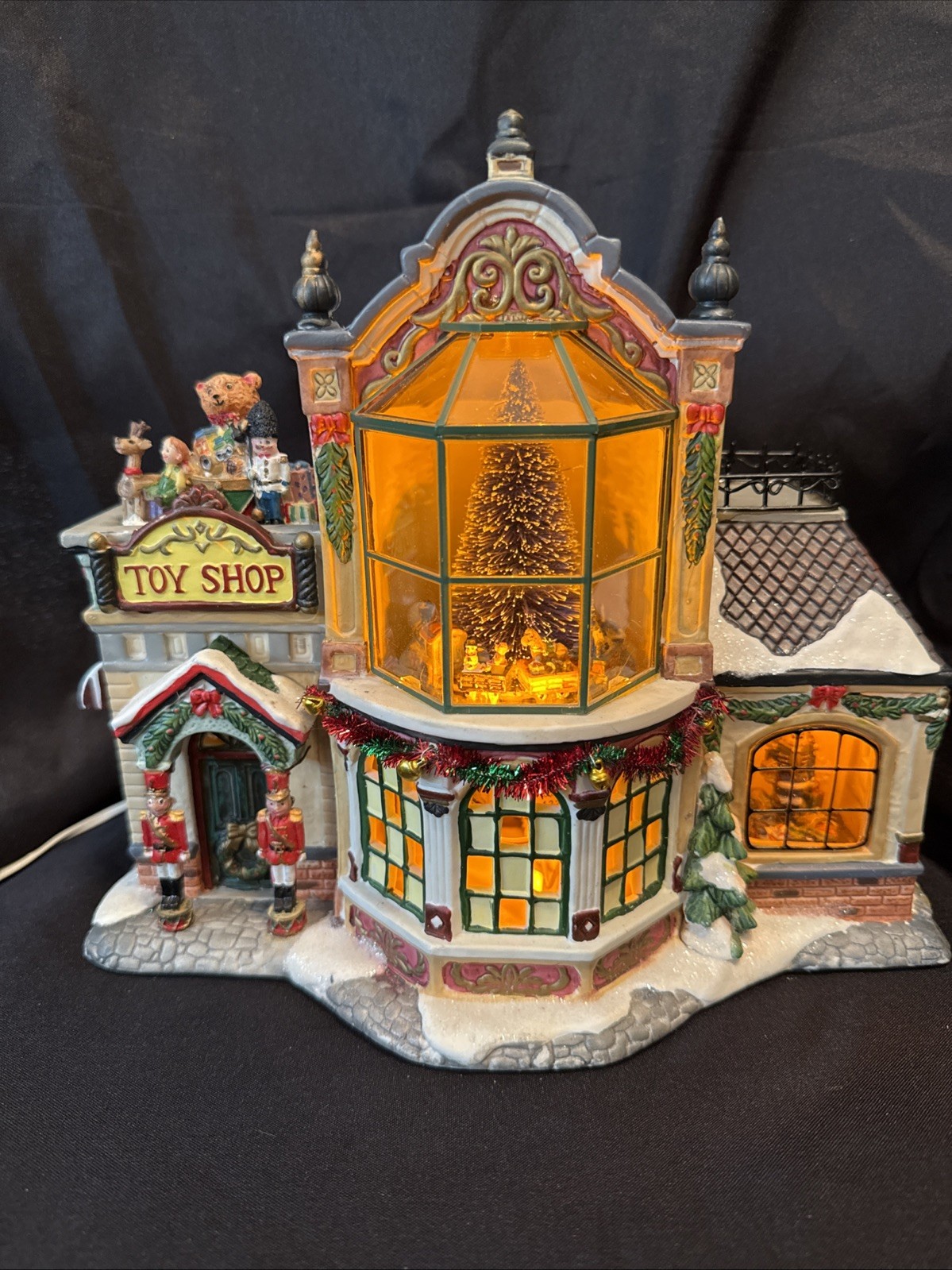 Member’s Mark Victorian Village Light Up Toy Shop (Store) w/Tree Christmas 2006