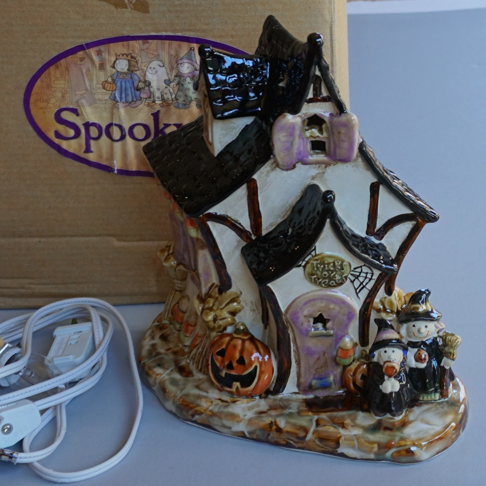 2005 SPOOKYVILLE by Ronnie Walter Lighted Ceramic Halloween Building/Candy Store