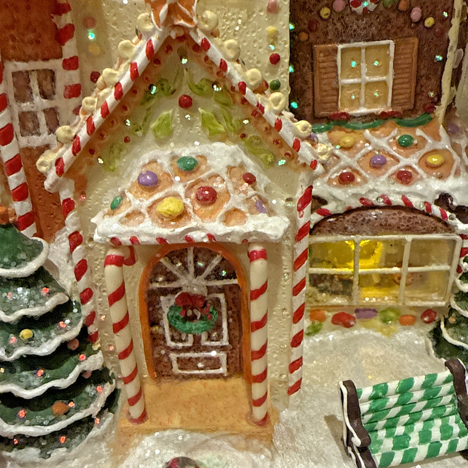 2005 Holiday Collection 10” Fiber Optic Lighted Gingerbread House AA Battery