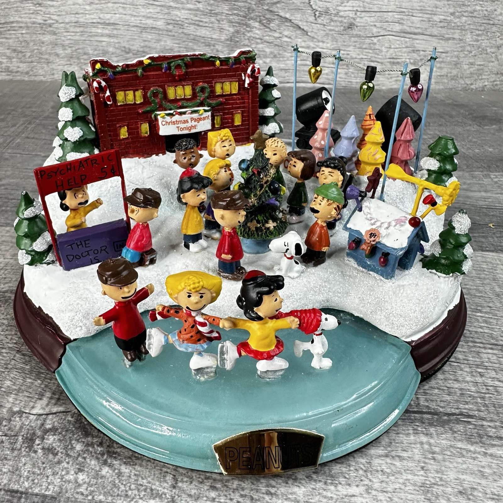 Hawthorne Village Peanuts Christmas Skating Pond Masterpiece Musical Lighted