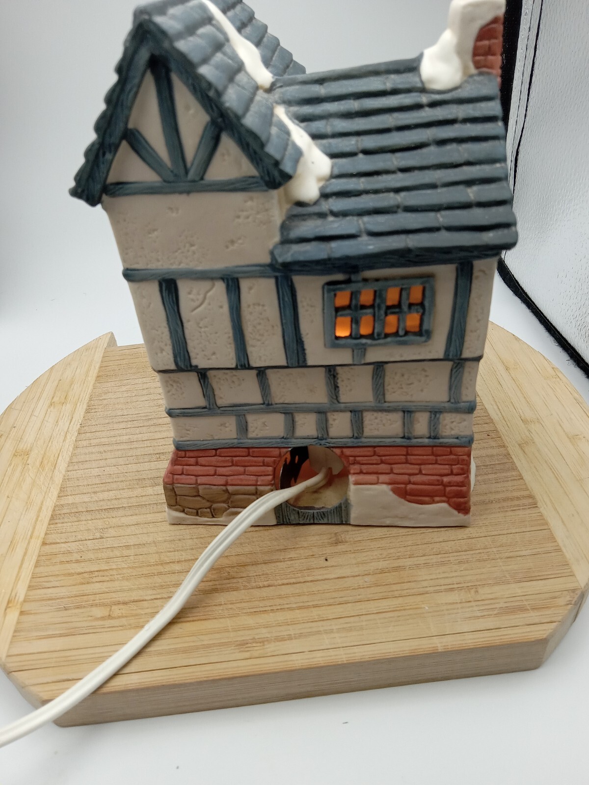 VTG Dept 56 Shops of Dickens Village 1984 Jones & Co. Brush and Basket Mats Shop