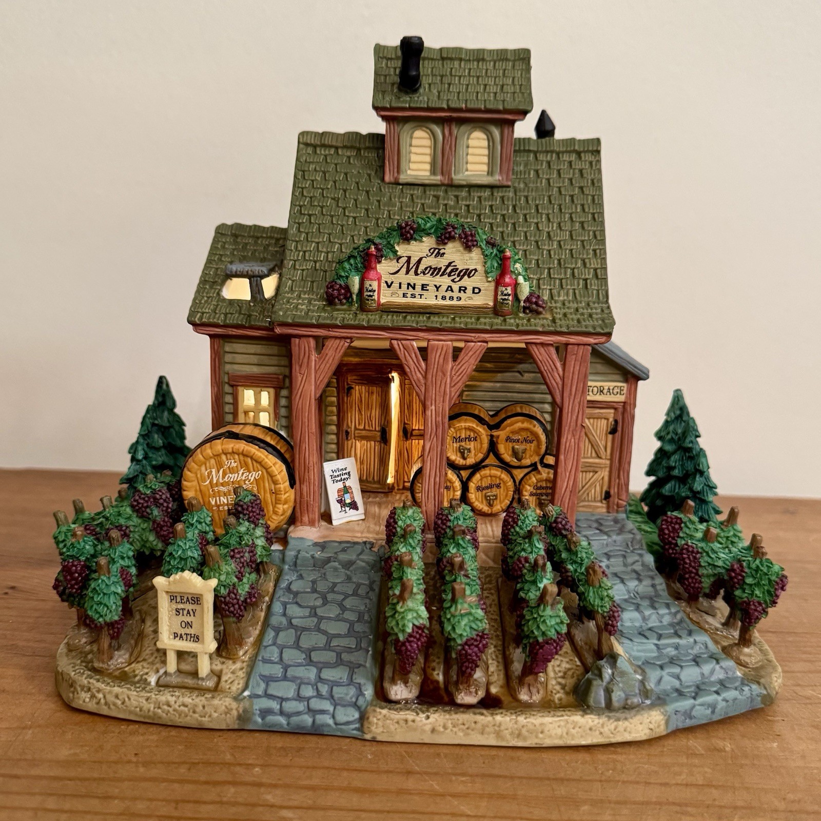 Lemax Village Collection 2009 The Montego Vineyard Harvest Crossing #95858