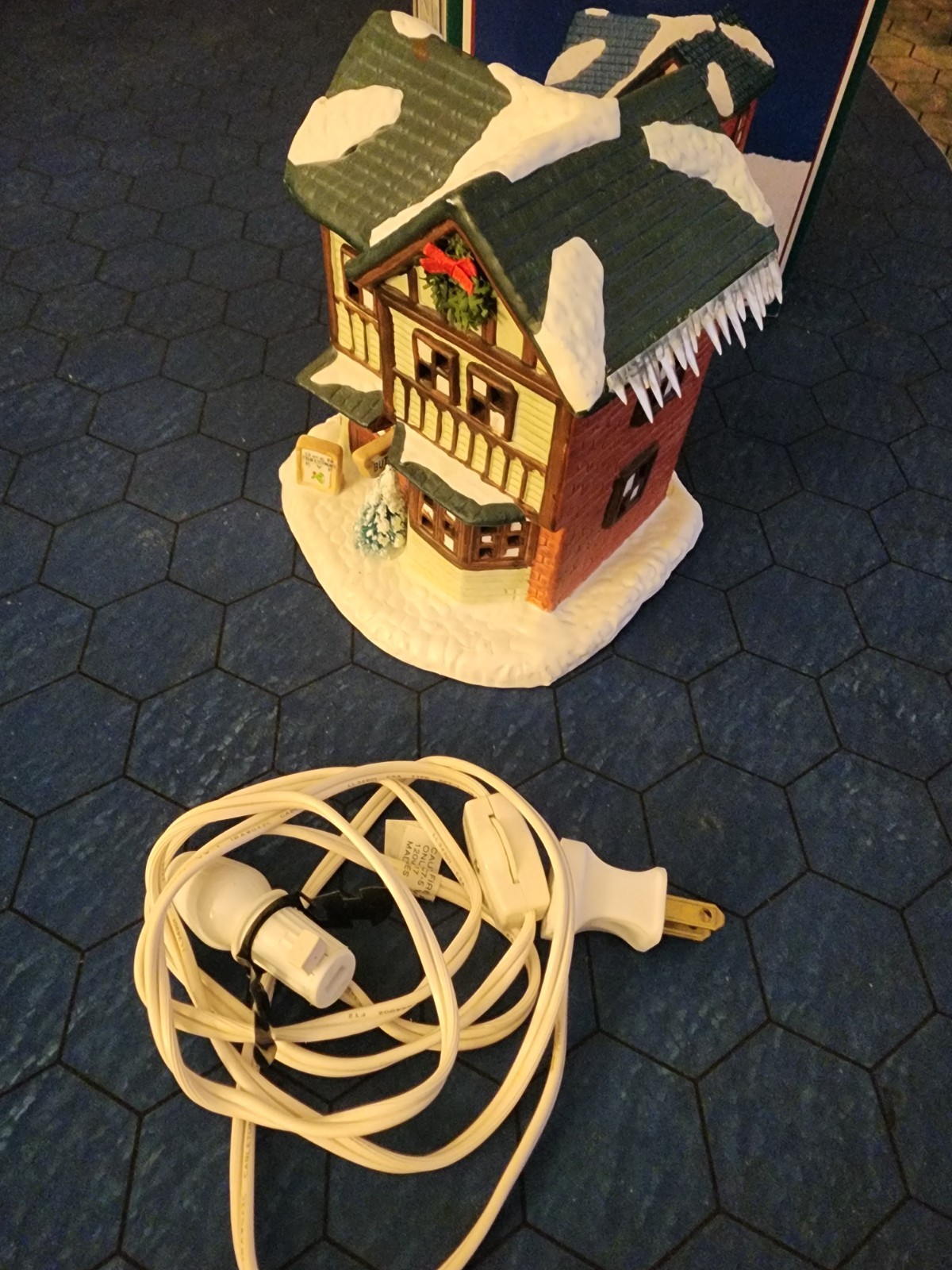 Christmas Valley Hollyshire Place Collection House with Box and Light
