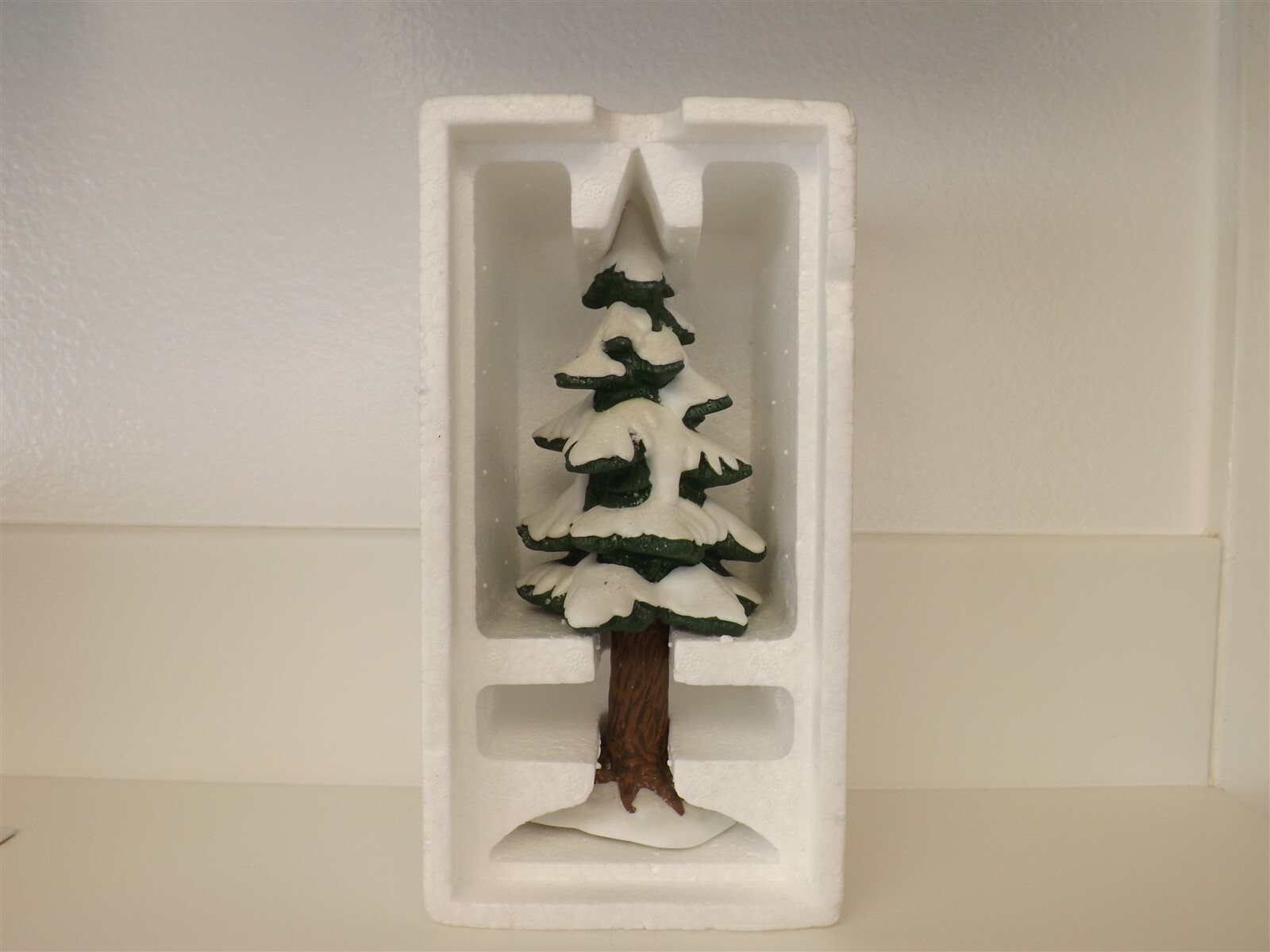 DEPT 56 HERITAGE VILLAGE – ANY VILLAGE – VILLAGE PORCELAIN PINE – LARGE – 52183