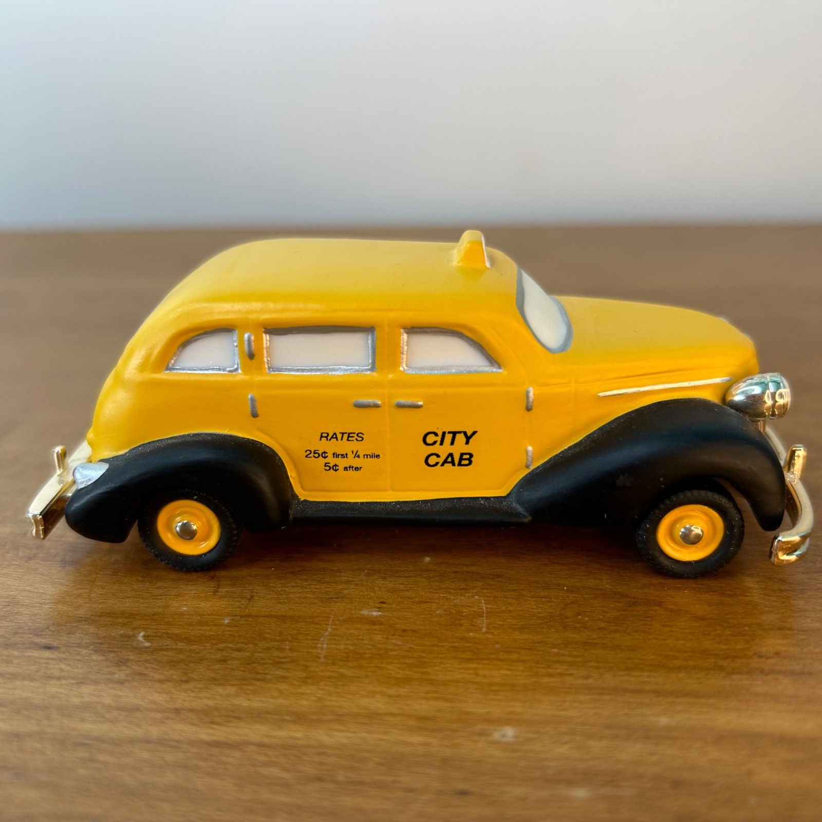 Dept 56 #59417 Taxi Yellow City Cab Vintage Cars Christmas Village Accessory NY