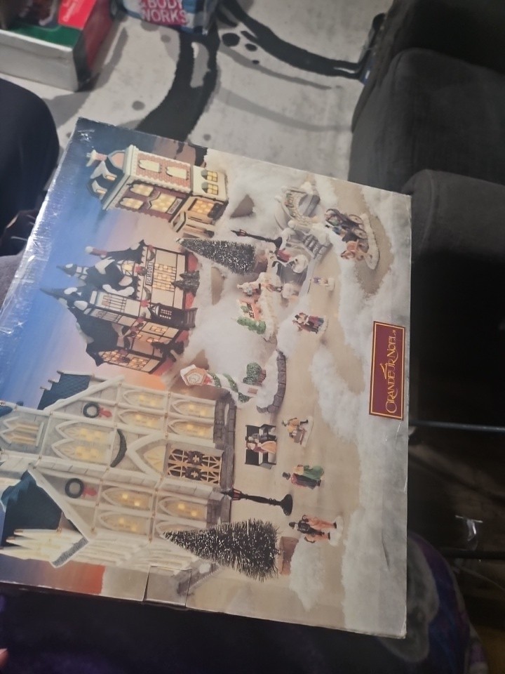 Grandeur Noel Victorian Village Christmas Collectors Edition 24 Pieces