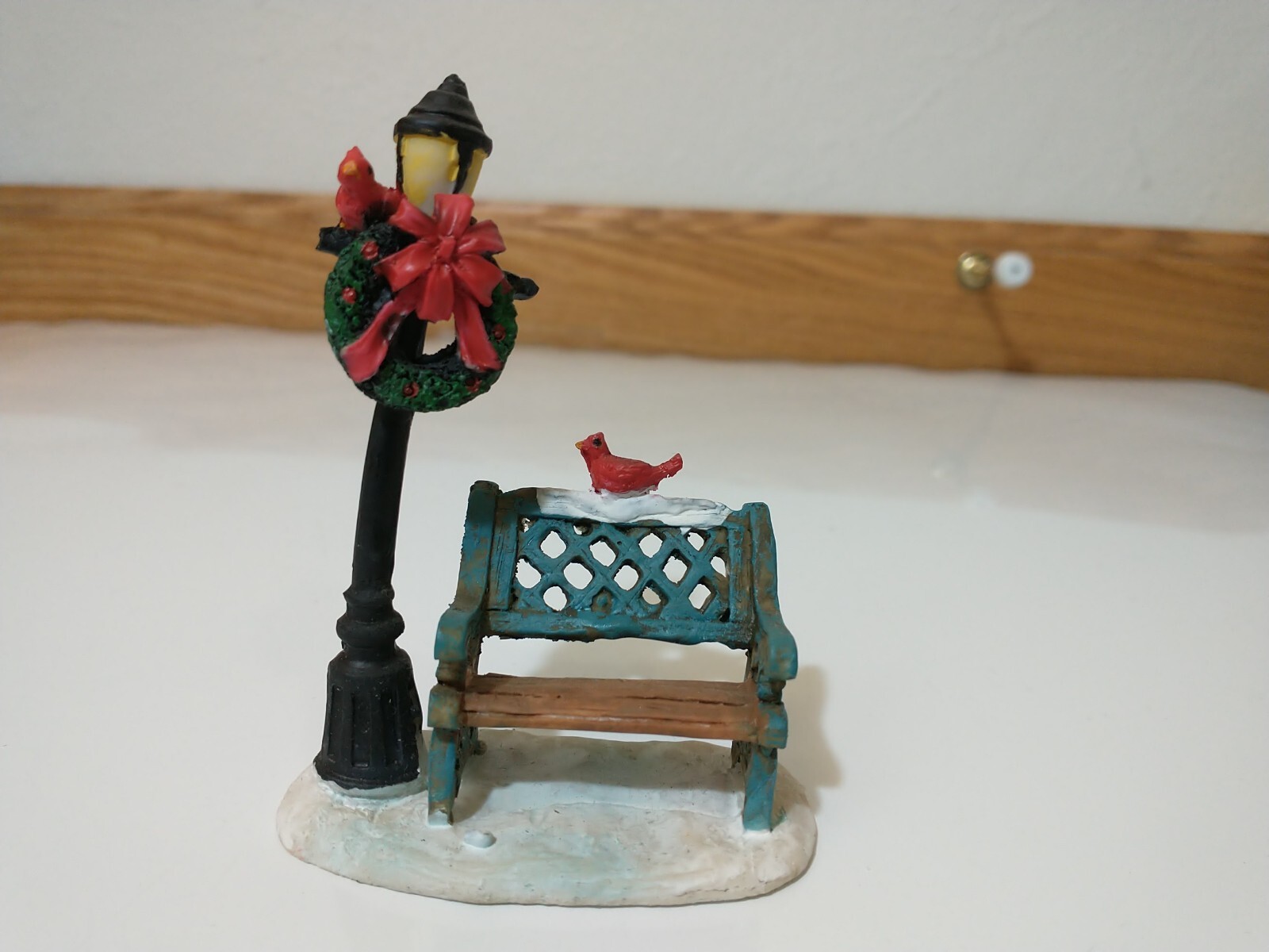 Christmas Village Lamp Post Bench Accessory Poly Resin Cardinal Wreath 4″ Tall