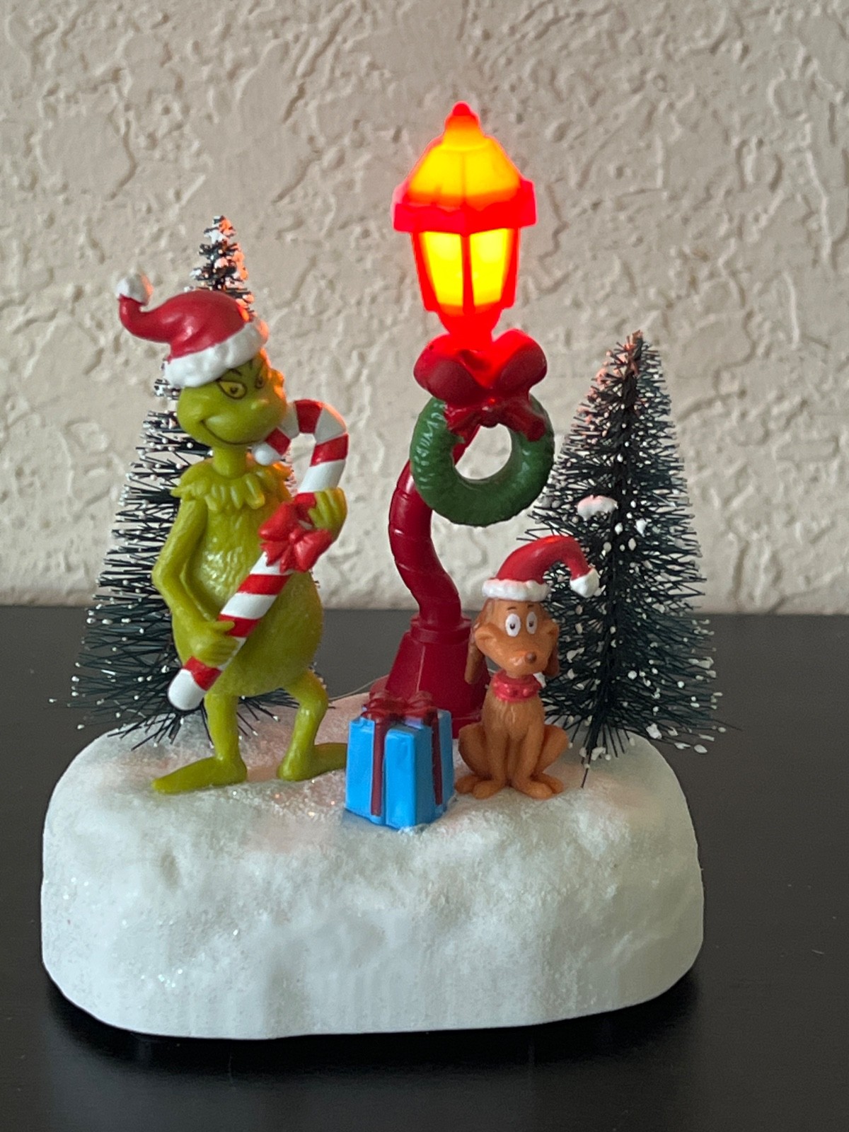 2025 Dr. Seuss GRINCH & MAX LAMP POST Light-Up Figurine Christmas Village NEW