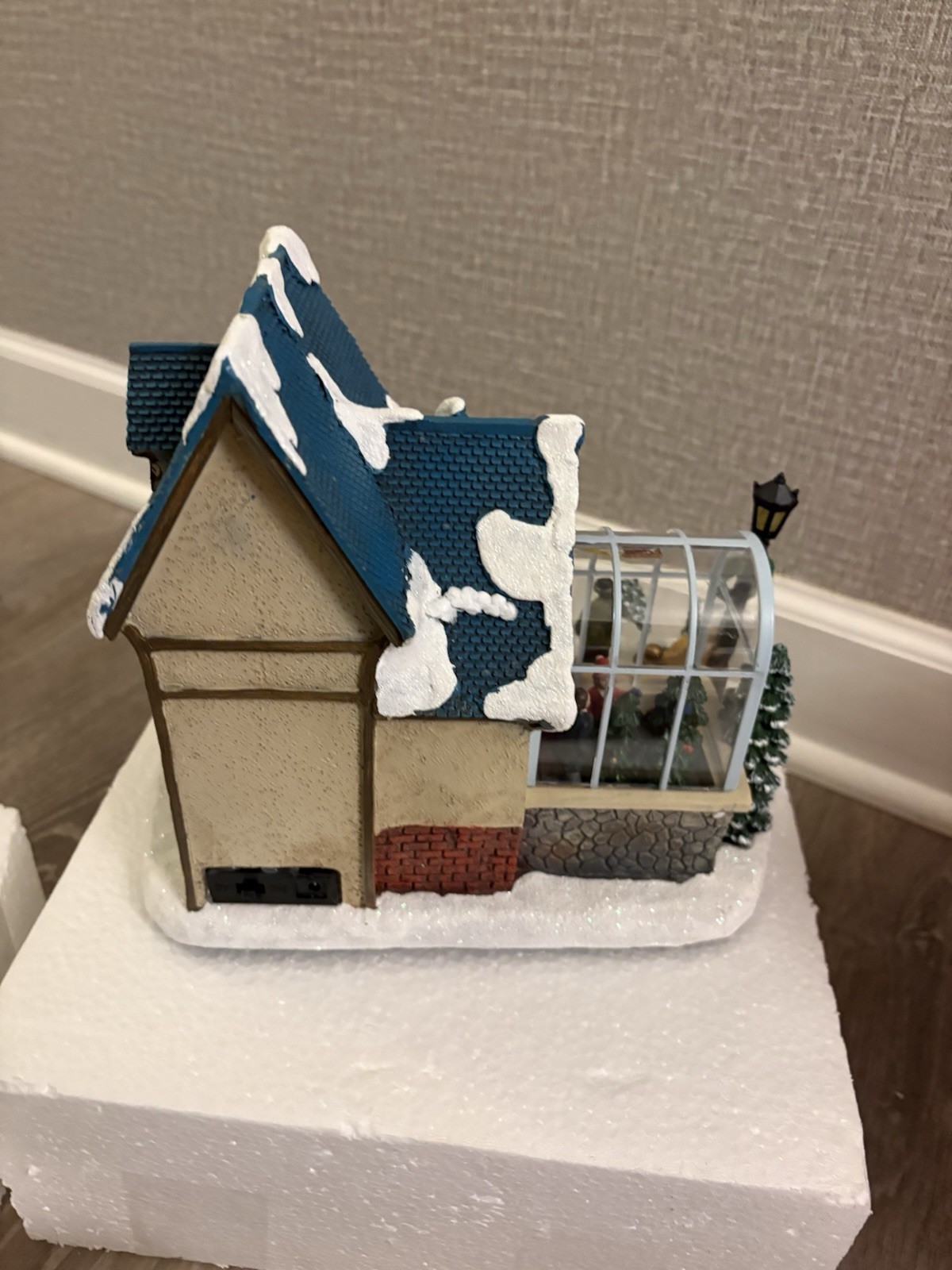 MOMENTS IN TIME 2023 CHRISTMAS SHOP ANIMATED VILLAGE HOUSE W/ BOX TESTED
