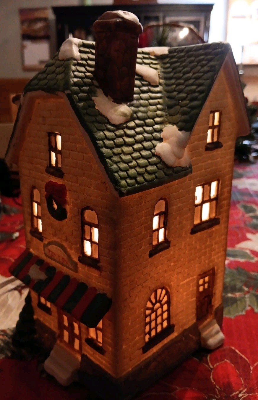Holiday Expressions, “Tavern”, 1992, Power Cord, Very Good Condition, No Box