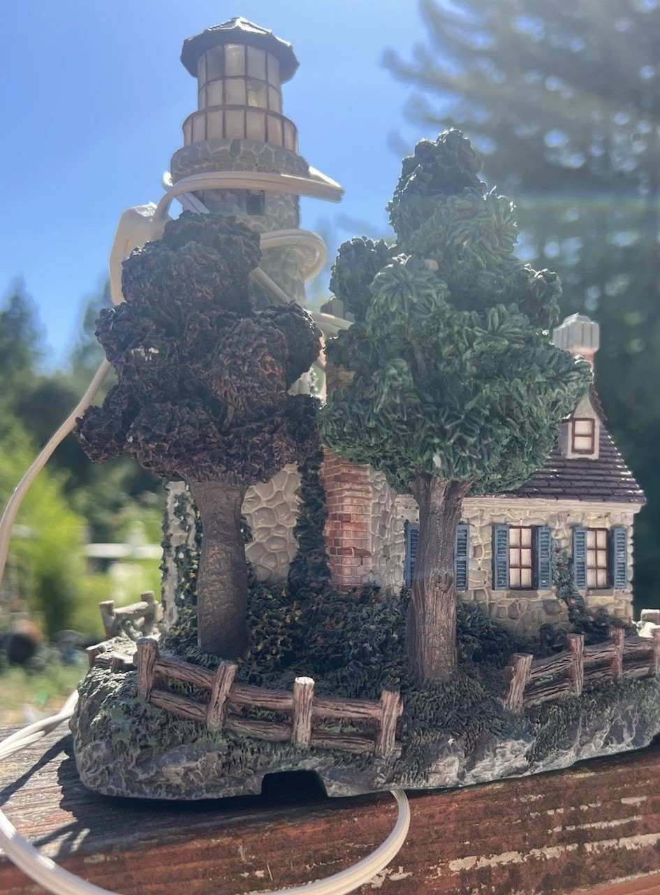 Hawthorne Village Thomas Kinkade Guiding Point Lighthouse 2000 Seaside E4832