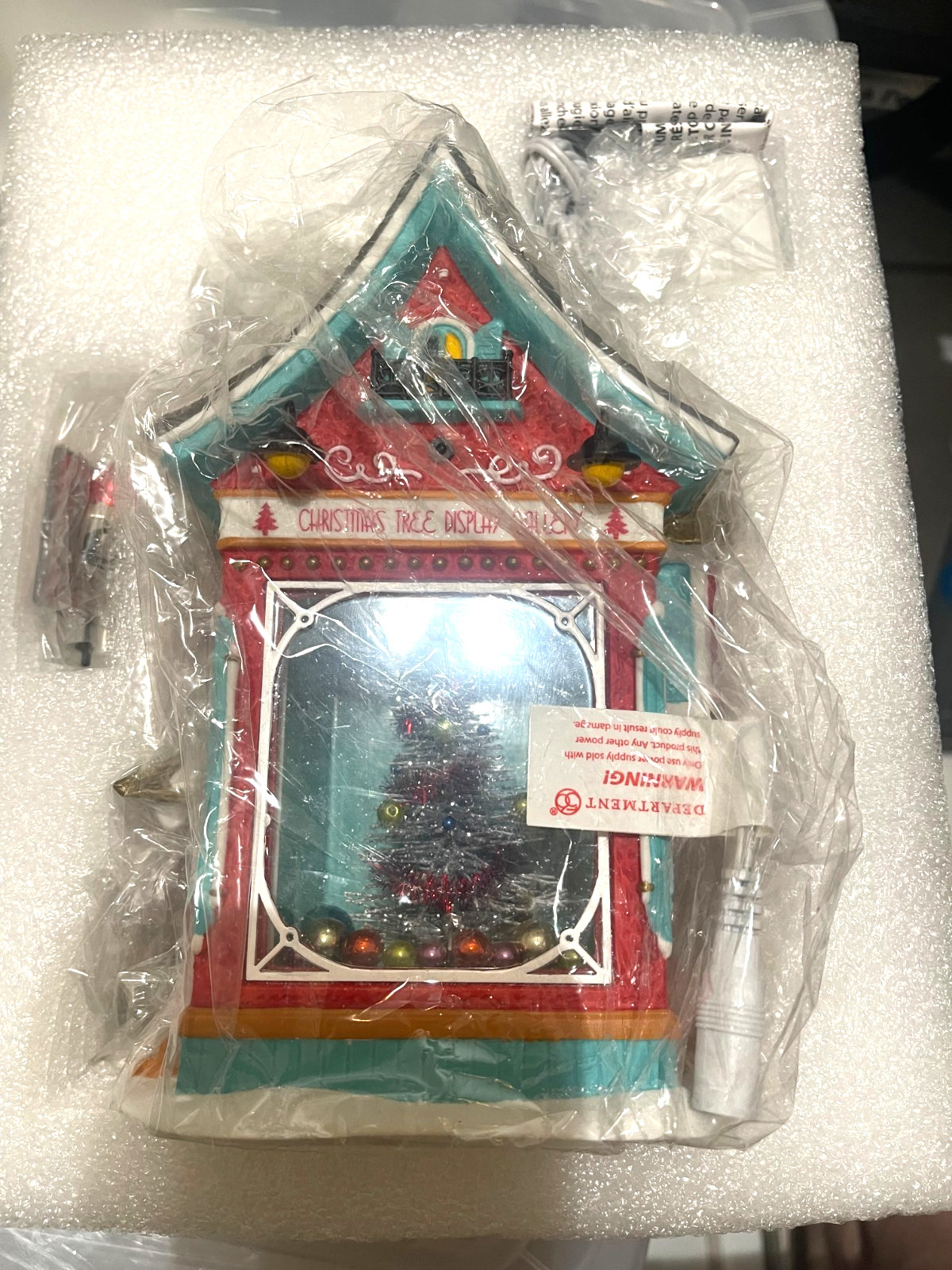 DEPT 56 KRINGLE ‘S CHRISTMAS TREE DISPLAY GALLERY 6007609